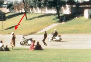 La llamada &ldquo;Lady Babushka&rdquo; fue captada por varias c&aacute;maras cerca del veh&iacute;culo presidencial el d&iacute;a del atentado en Dallas.