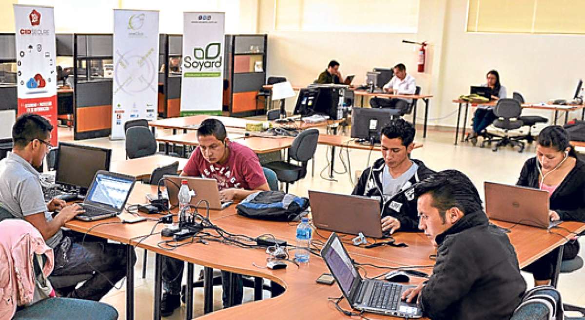 Los grupos ecuatorianos que participaron se dieron cita en la UTPL de Loja, antes de las 08:00, para iniciar oficialmente el evento internacional. Foto: Tomado del twitter Prendho