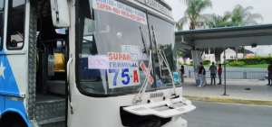 Algunos buses luc&iacute;an carteles que reflejaban el incremento en la tarifa del pasaje.