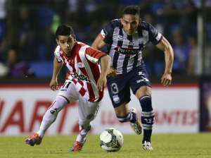 &Aacute;ngel Mena (d.) fue uno de los jugadores m&aacute;s desequilibrantes de Emelec en el encuentro. Foto: AFP