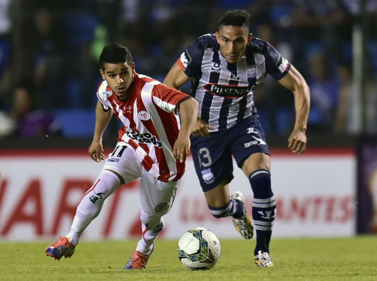 &Aacute;ngel Mena (d.) fue uno de los jugadores m&aacute;s desequilibrantes de Emelec en el encuentro. Foto: AFP