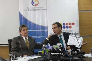 Carlos Marx y Vinicio Alvarado hablaron ante la prensa sobre mecanismos para eliminar tr&aacute;mites en las instituciones del Estado. Foto: John Guevara / EL TEL&Eacute;GRAFO