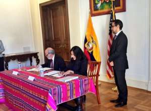 El embajador ecuatoriano Francisco Borja y la jefa de la Divisi&oacute;n de Derechos Civiles del Departamento de Justicia de EE.UU., Vanita Gupta, firman memorando de entendimiento. Foto: Embajada de Ecuador en Estados Unidos.