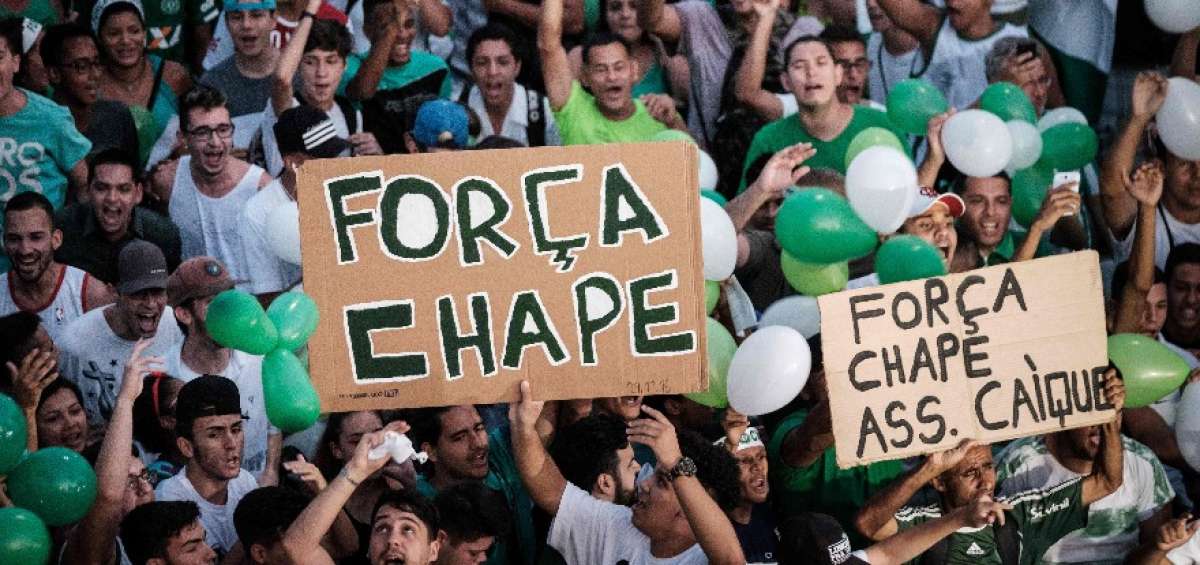 Un grupo de aficionados brasile&ntilde;os le rindi&oacute; un homenaje a los hinchas fuera del estadio Maracan&aacute;. 
