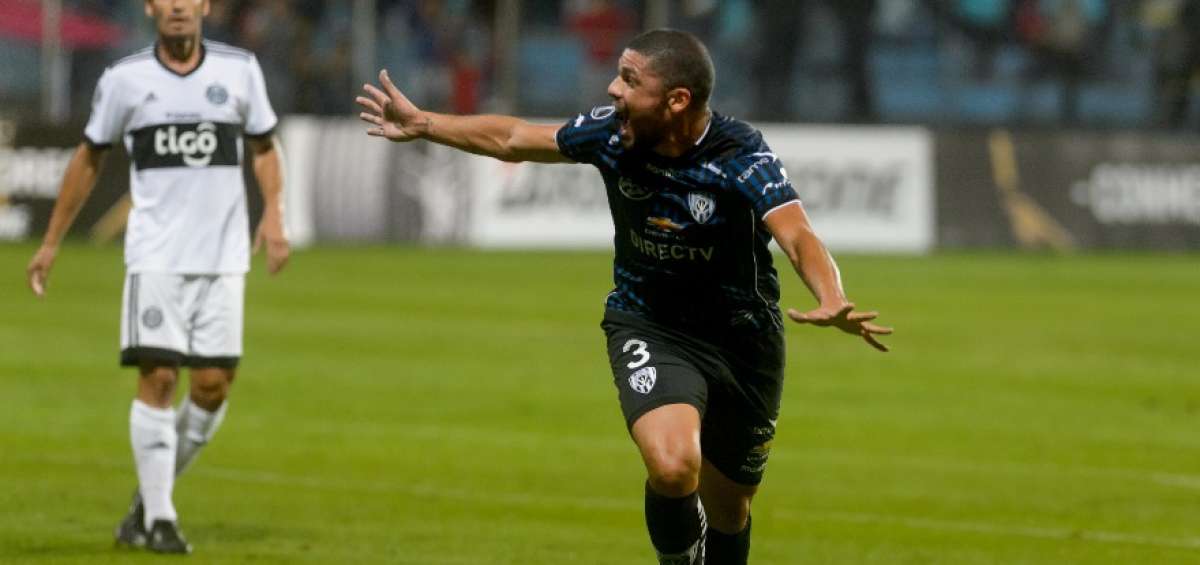 El defensa argentino Juan Pablo Segovia (der.) marc&oacute; el gol del triunfo de Independiente del Valle en el primer partido de la serie.