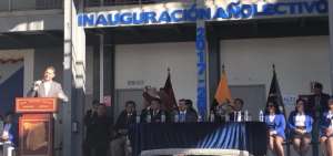El alcalde Rodas durante la inauguraci&oacute;n de clases.