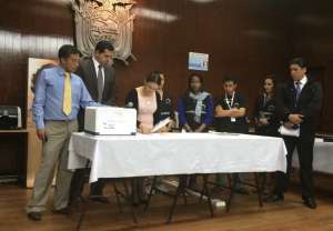 Notaria P&uacute;blica verific&oacute; el n&uacute;mero de copias de c&eacute;dulas de recolectores de firmas. Foto: CNE
