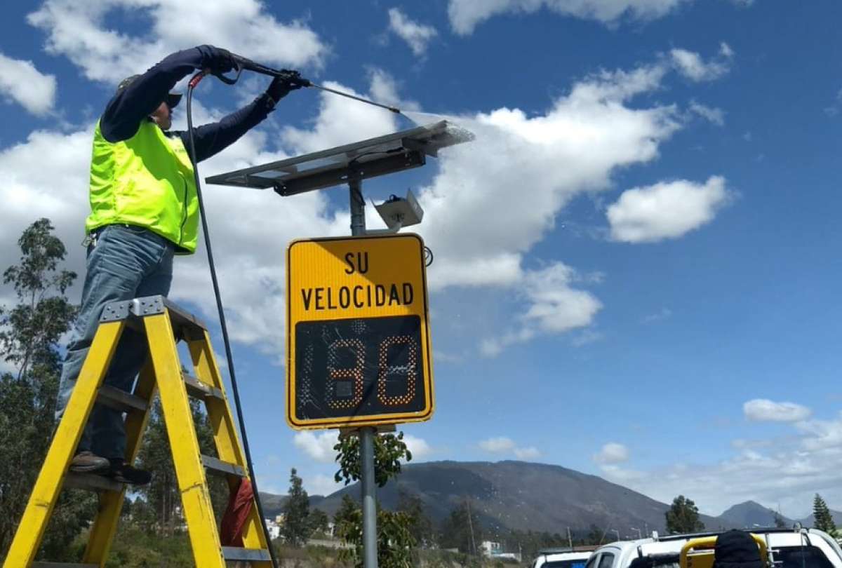 En Quito se realiza mantenimiento a los fotorradares para su &oacute;ptimo funcionamiento