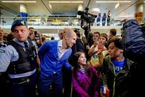 A su llegada a Brasil, el jugador del Bayern M&uacute;nicha Arjen Robben, se tom&oacute; fotos con los aficionados. Foto: EFE