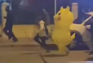 Un hombre con disfraz de Pikachu ganó protagonismo en otro día de protestas contra el régimen de Erdogan. 