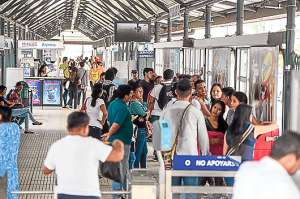 El cierre de taquillas comenz&oacute; el mes pasado en los paraderos de la ruta Metroexpress. Foto: William Orellana | El Tel&eacute;grafo.
