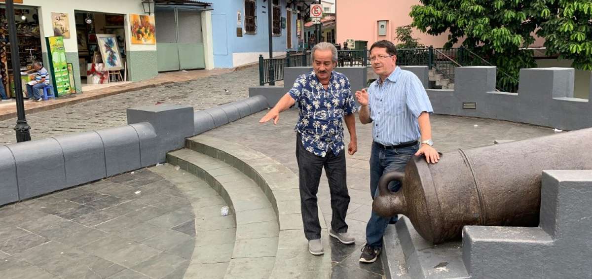 De ni&ntilde;os, Armando Trivi&ntilde;o (izq.) y Marco Polo Avil&eacute;s jugaban f&uacute;tbol en el Fort&iacute;n de la Planchada, en el ingreso del barrio Las Pe&ntilde;as. 
