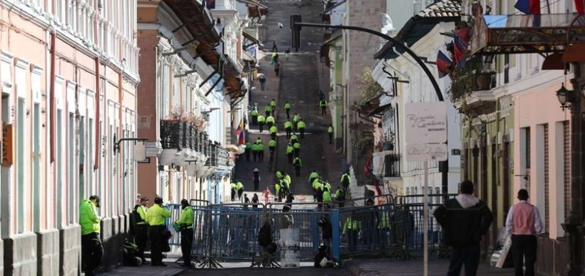  Decenas de Polic&iacute;as acordonan y vigilan este mi&eacute;rcoles una calle cercana al Palacio de Carondelet, en Quito.