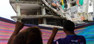 En el momento del derrumbe hab&iacute;a tres personas en la parte alta del edificio, pero no resultaron heridas.