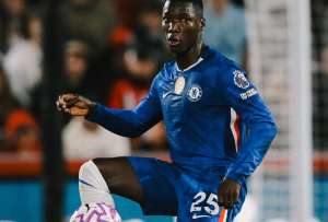 Moisés Caicedo juega este martes