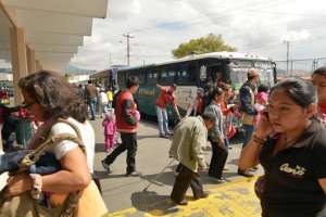 El arribo y partida de turistas desde la Terminal Terrestre de Ambato fueron momentos de intenso ajetreo en la capital tungurahuense. Foto: Roberto Ch&aacute;vez / El Tel&eacute;grafo