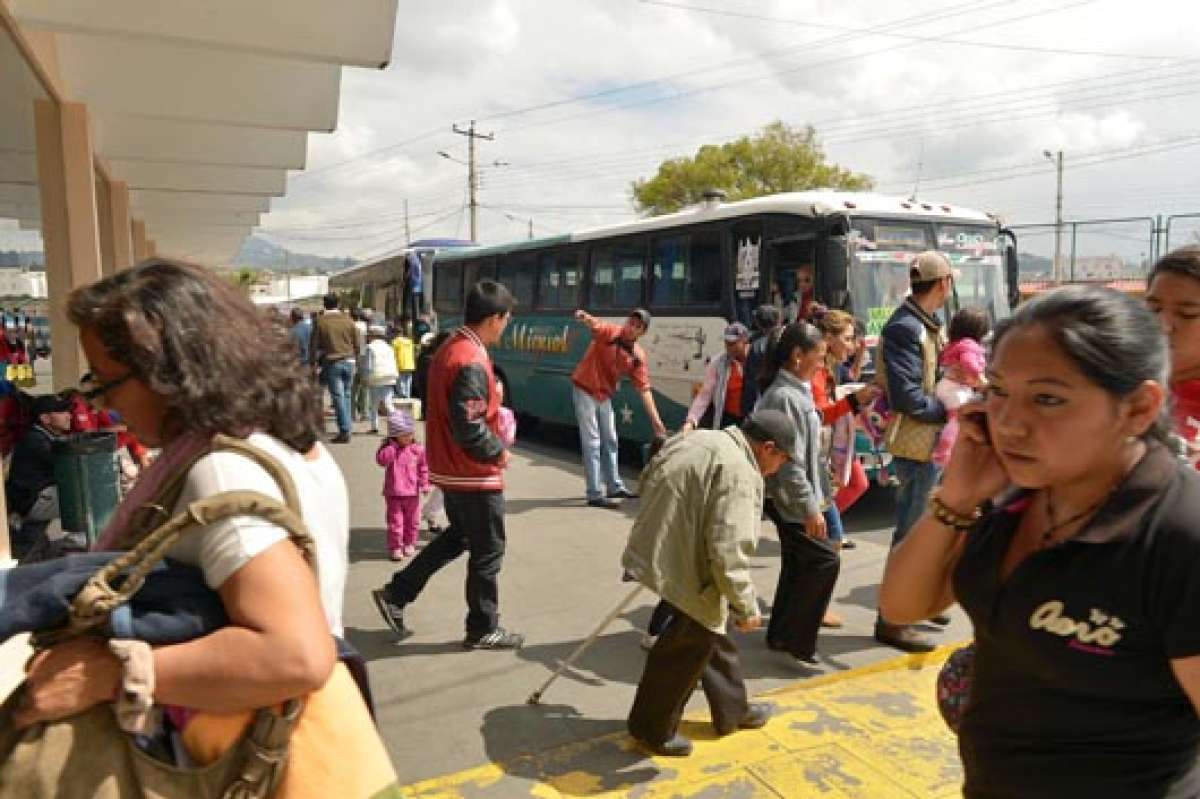 El arribo y partida de turistas desde la Terminal Terrestre de Ambato fueron momentos de intenso ajetreo en la capital tungurahuense. Foto: Roberto Ch&aacute;vez / El Tel&eacute;grafo