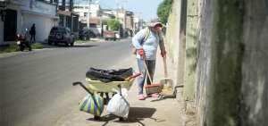 Pese a la situaci&oacute;n que atraviesan las personas dedicadas a limpiar la ciudad, todos siguen ejerciendo su labor con la esperanza de ser atendidos.  