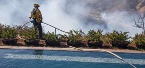 Los ricos y famosos tambi&eacute;n sufren los incendios de California