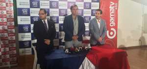 Carlos Coello (c) junto a Carlos Cabezas Gerente Jur&iacute;dico de TC (i) y Javier Ortega Gerente Comercial de Gama TV (d), dieron la rueda de prensa esta ma&ntilde;ana en Guayaquil.