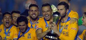 Los jugadores de Tigres festejan la nueva corona que alcanzaron el &uacute;ltimo domingo en el encuentro final desarrollado en el estadio Universitario de Nuevo Le&oacute;n.