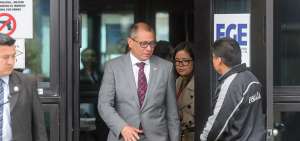 El segundo mandatario, Jorge Glas, a su salida de la Fiscal&iacute;a reiter&oacute; su decisi&oacute;n de comparecer las veces que sea llamado para colaborar con la justicia.