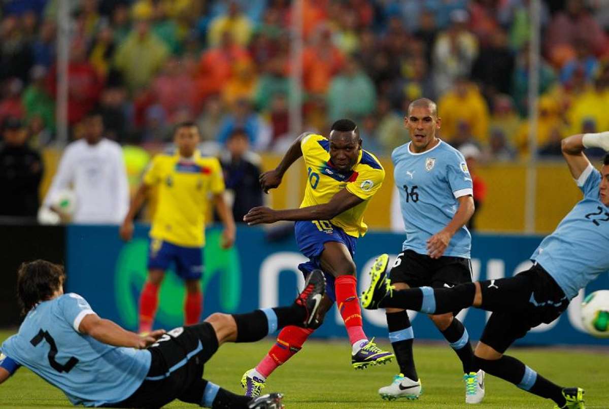 Walter Ayov&iacute; (centro) est&aacute; entre los 11 jugadores que aporta Esmeraldas para la Tri en el Mundial Brasil 2014. Foto: Archivo / El Tel&eacute;grafo.