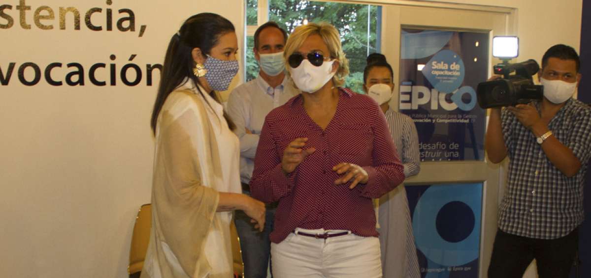 La alcaldesa Cynthia Viteri recorri&oacute; las instalaciones del Centro Multimedia y recibi&oacute; una explicaci&oacute;n de los servicios que ofrecer&aacute; este nuevo espacio.