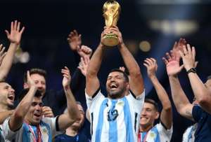 Sergio Agüero levantó la Copa Mundial con el resto de seleccionados de Argentina.