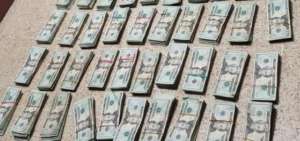Dinero confiscado durante el operativo. 