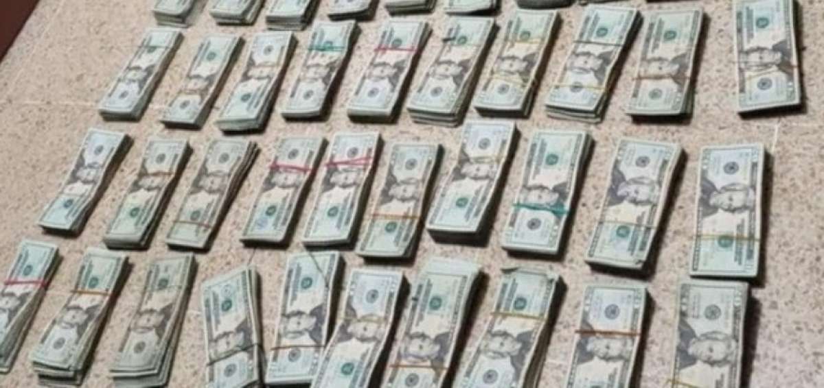 Dinero confiscado durante el operativo. 