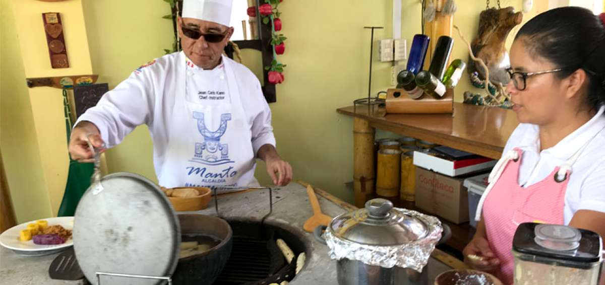 La chef e investigadora manabita Fanny Vergara prepara un plato de la comida de la provincia con ingredientes originarios, todos de la cocina con le&ntilde;a.