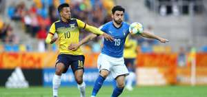 El volante ecuatoriano Jordan Rezabala (i) disputa el bal&oacute;n con un jugador de la selecci&oacute;n de Italia, en el &uacute;ltimo Mundial sub-20.