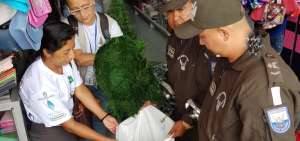 Elementos del orden realizan el decomiso de musgo en uno de los sectores de Portoviejo, donde se pretend&iacute;a vender la planta.