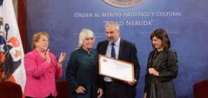 Turner, de 82 a&ntilde;os, recibi&oacute; la Orden al M&eacute;rito Art&iacute;stico y Cultural Pablo Neruda por su trabajo en el desarrollo de la danza.