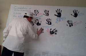 En la Canciller&iacute;a se coloc&oacute; un mural en el que la ciudadan&iacute;a pudo protestar por la contaminaci&oacute;n de la petrolera. El ministro Ricardo Pati&ntilde;o puso su huella. Foto: Mar&iacute;a Elena Vaca/ El Tel&eacute;grafo 