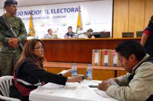 Las actividades de conteo culminaron ayer en la Junta Provincial de Pichincha. Para anoche estaba prevista una reuni&oacute;n. Foto: Marco Salgado