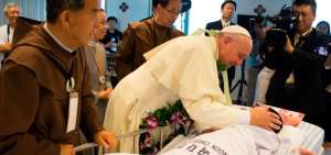 El papa Francisco bendiciendo a un enfermo.