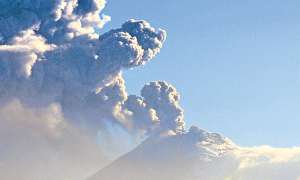 Volc&aacute;n registra emisiones nocturnas 