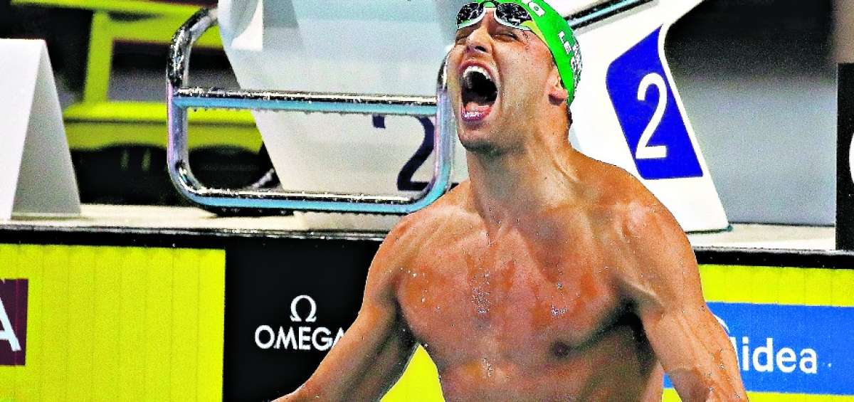 El nadador sudafricano Chad le Clos festeja el triunfo, que se suma a la medalla de oro conquistada en los 200 metros mariposa, el martes pasado.