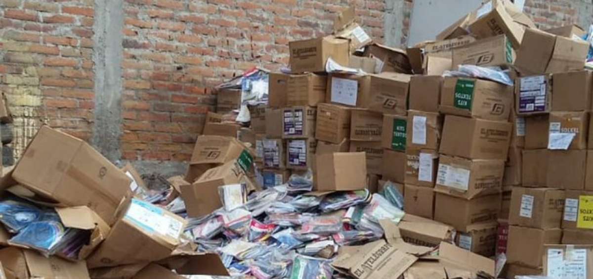  En redes sociales se denunci&oacute; que textos escolares y material did&aacute;ctico fueron vendidos a una recicladora de basura.