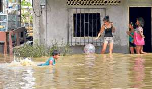 Las casas, ubicadas en la parte baja de la comunidad, quedaron pr&aacute;cticamente bajo el agua la madrugada de ayer. Foto: Lilybeth Coloma/El Tel&eacute;grafo