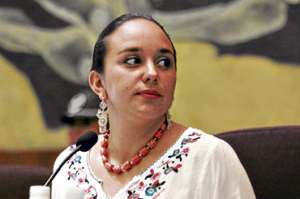 La presidenta de la Asamblea Nacional, Gabriela Rivadeneira, y otros legisladores ofrecieron ayer un conversatorio a los periodistas en Guayaquil. Foto: Cortes&iacute;a.