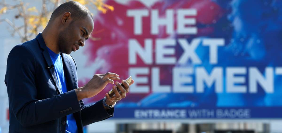 Un usuario revisa su celular en los exteriores del Congreso Mundial del M&oacute;vil (MWC) que se desarroll&oacute; hace dos semanas en Barcelona, Espa&ntilde;a. El evento permiti&oacute; presentar los nuevos modelos de smartphones. 