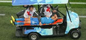 Noboa saliendo del campo de juego durante el partido en el que se lesion&oacute;.