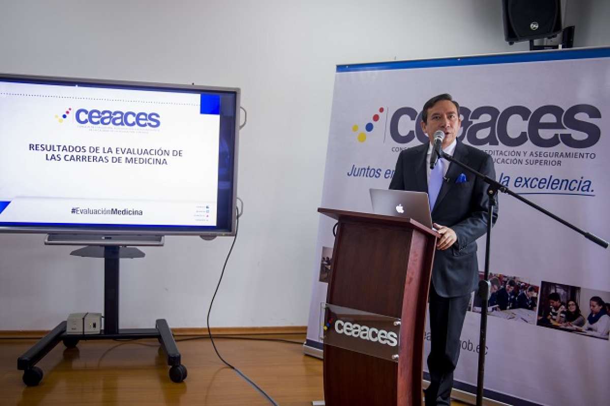 El presidente del Ceaaces, Francisco Cadena, aclar&oacute; que las universidades que a&uacute;n no acreditan la carrera de Medicina tienen hasta 2 a&ntilde;os para lograrlo Foto: Daniel Molineros/ EL TEL&Eacute;GRAFO
