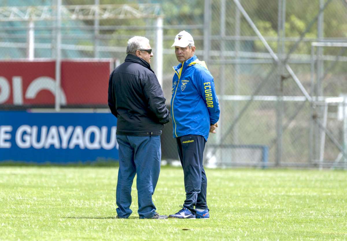 El director t&eacute;cnico Reinaldo Rueda (der.) dialoga con Luis Chiriboga, presidente de la Ecuaf&uacute;tbol, durante una de las &uacute;ltimas pr&aacute;cticas de Ecuador en Quito. Foto: Andr&eacute;s Darquea / El Tel&eacute;grafo.
