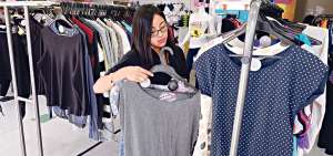 En Quito existen varias tiendas en las que se comercializa ropa de segunda mano. Una de ellas es el punto de venta de la empresa Amigui, en el norte de la urbe. 