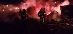 Los bomberos durante la sofocaci&oacute;n del incendio.