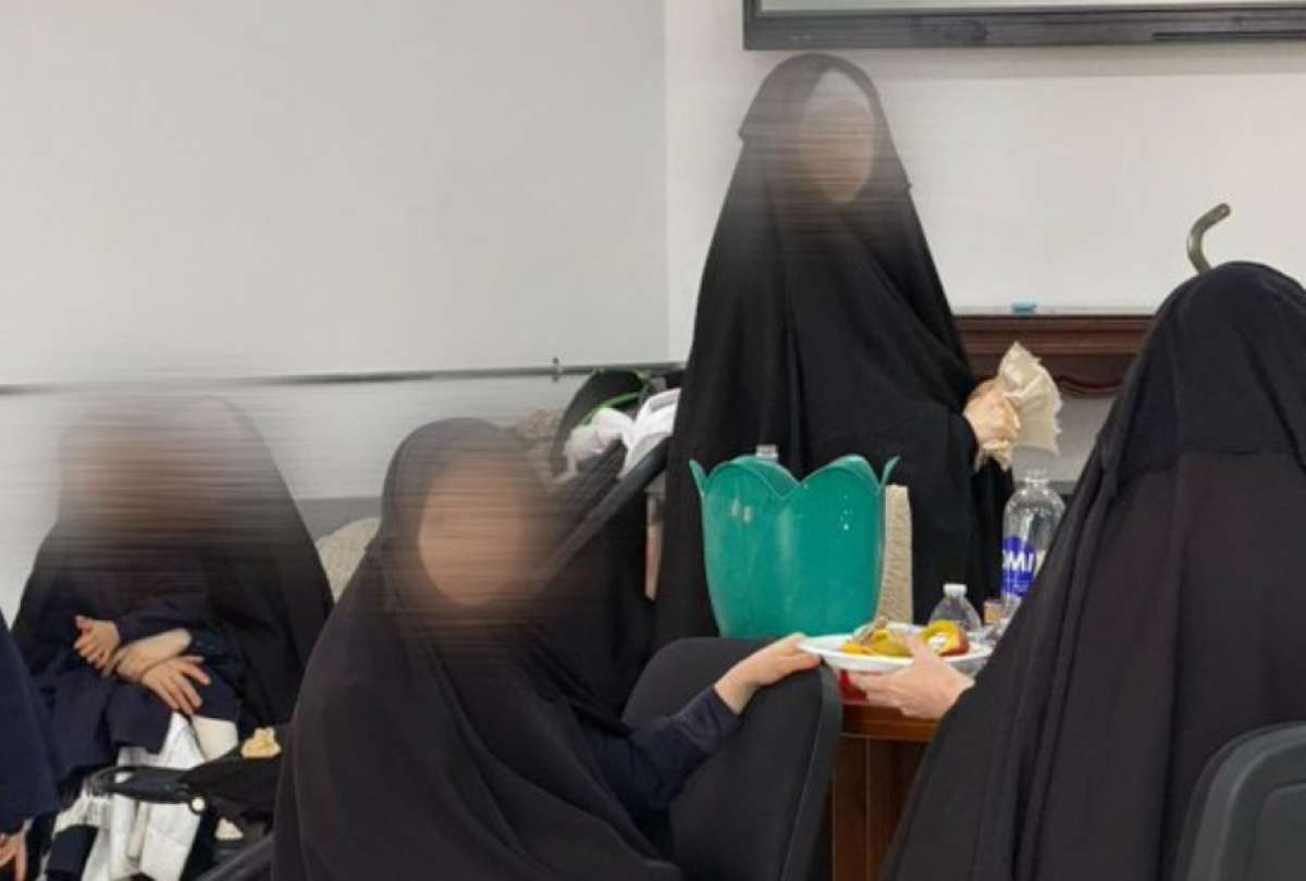 Las autoridades colombianas rescataron a 17 menores vinculados a la secta judío ortodoxa Lev Tahor, cinco de ellos con alerta internacional. La comunidad es investigada por abusos y trata en varios países.